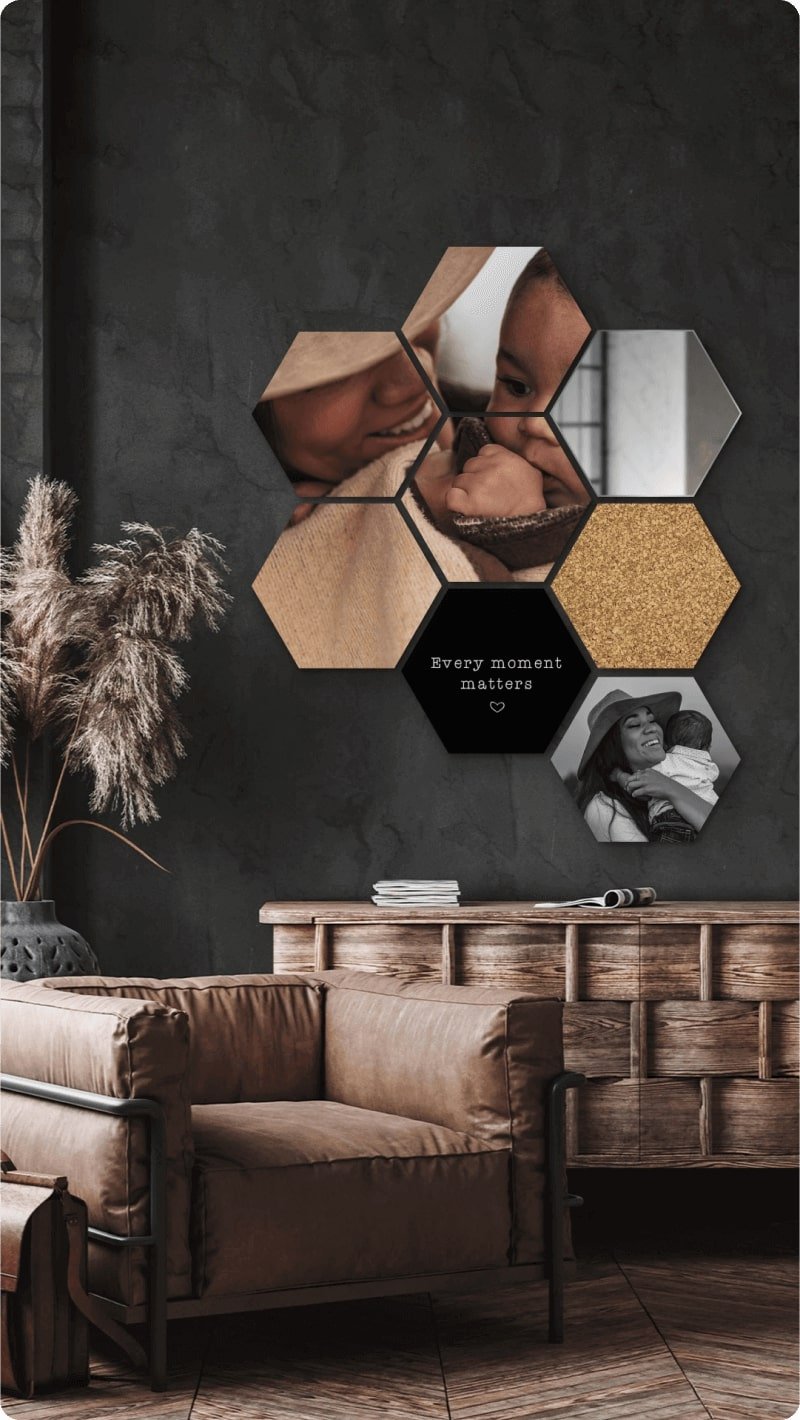 Photo hexagonale étalée sur un mur sombre