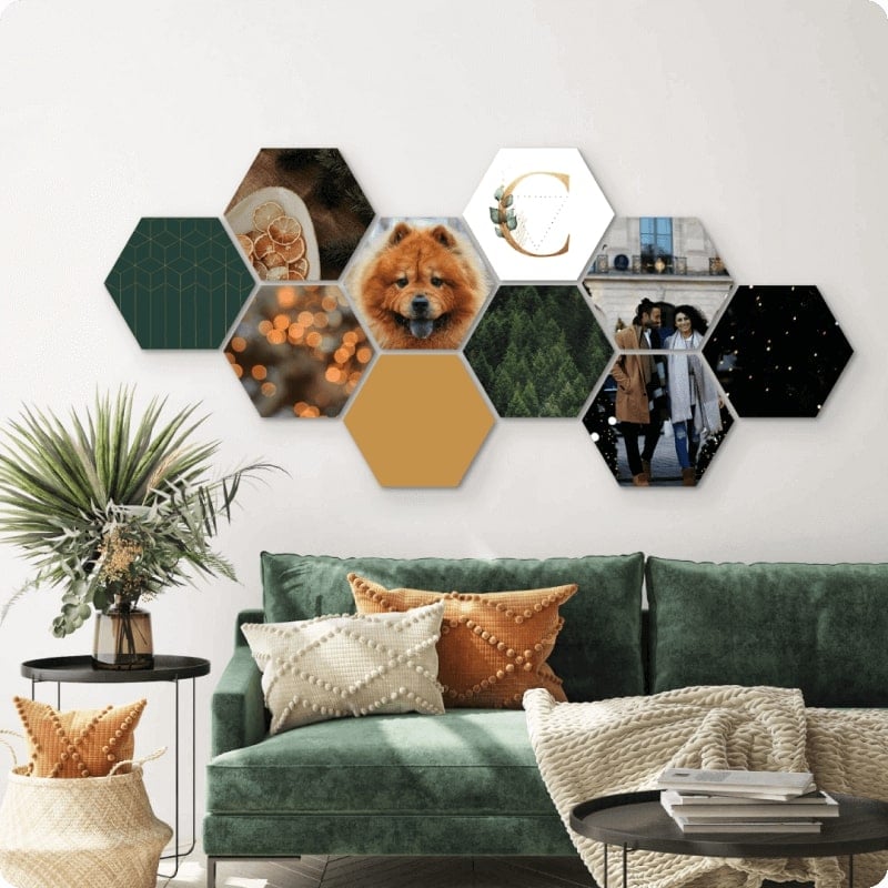 Collage photo au-dessus du canapé du salon